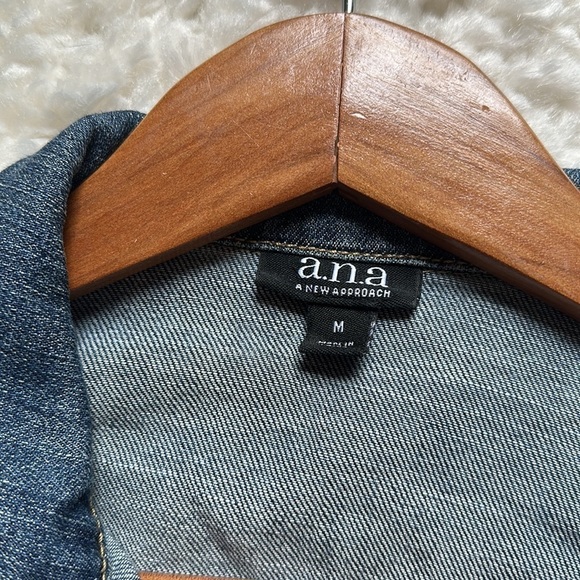 a.n.a Midweight Denim lightly distressed jean Jacket - Picture 6 of 7